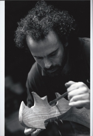 Paolo Brandolisio carving a forcola