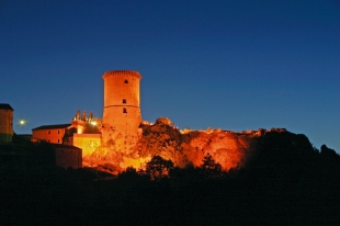 Castello Di Ruto, la torre in notturna (Riccia, CB, Molise)