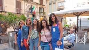 Tutti Matti per il Riso 2023 edition: a group of smiling volunteers (courtesy Progetto Itaca Naples)